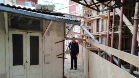 Bakıda evin üstündə bina tikən şirkət məhkəməyə verildi - FOTO