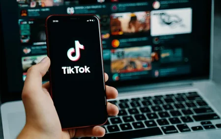 İstifadəçilər “TikTok”da orta hesabla 99 dəqiqə vaxt keçirir