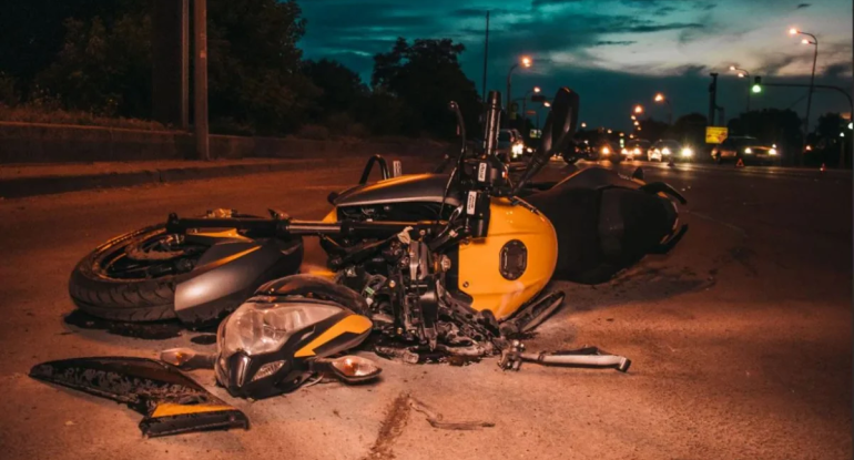 Sabirabadda avtomobil motosikletlə toqquşub – ölən var