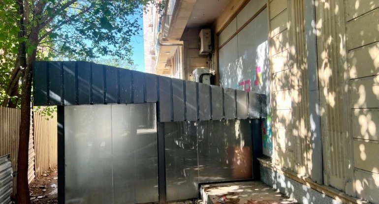 Bakının mərkəzində “dərəbəylik”, birinin pəncərəsi bağlanır, digərinin yolu kəsilir – FOTO