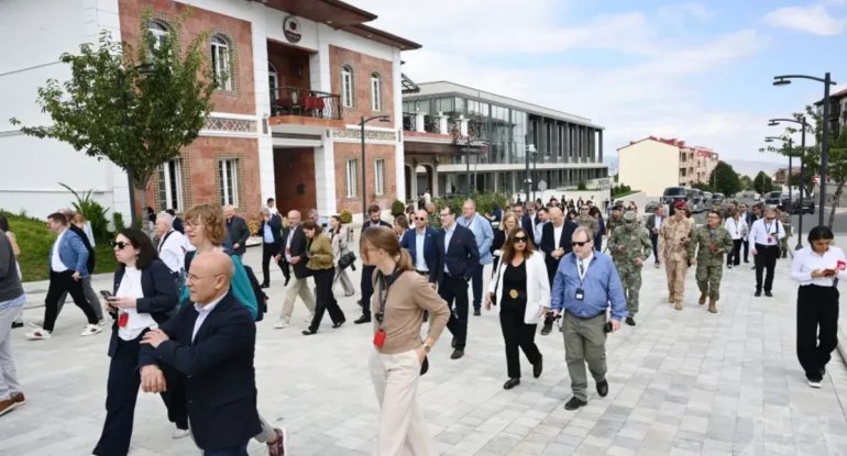 Xarici diplomatlar Gəncəsər monastır kompleksini ziyarət ediblər