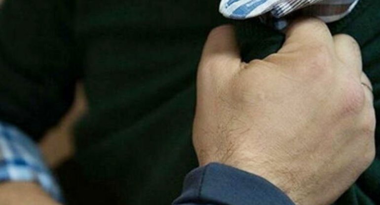 Bakıda kişi onunla salamlaşmayan qonşusunun burnunu qırdı