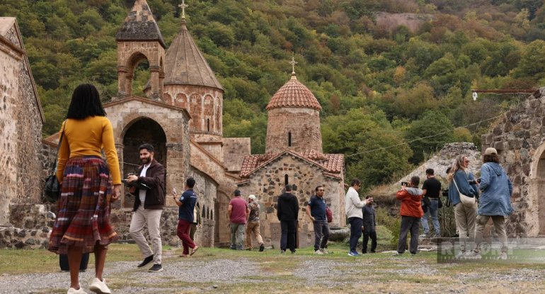 Beynəlxalq səyyahlar Xudavəng monastırında olublar – FOTOLAR